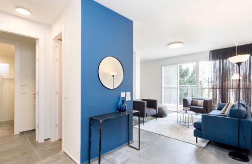 Ramat Hasharon Apartamento | Modern 2BR Apt w Private Parking in City Center by Sea N' Rent