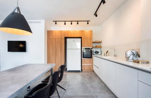 Ramat Hasharon Apartamento | Modern 2BR Apt w Private Parking in City Center by Sea N' Rent