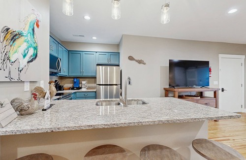 Waynesville Condominio | Modern 2BR Condo Located over Main Street with Cable, Wifi, and Full Kitchen