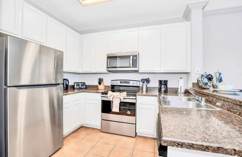 West Kissimmee Apartamento | Modern 2BR Condo w Private Patio7 min to Disney