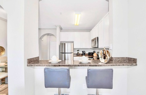 West Kissimmee Apartamento | Modern 2BR Condo w Private Patio7 min to Disney