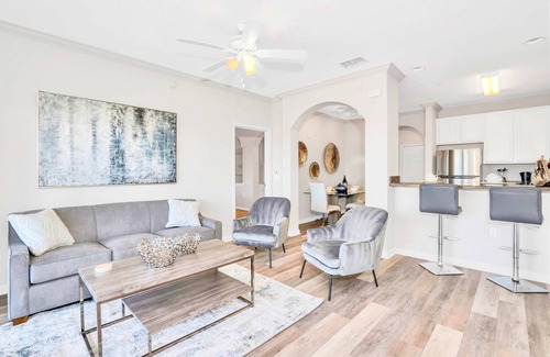 West Kissimmee Apartamento | Modern 2BR Condo w Private Patio7 min to Disney