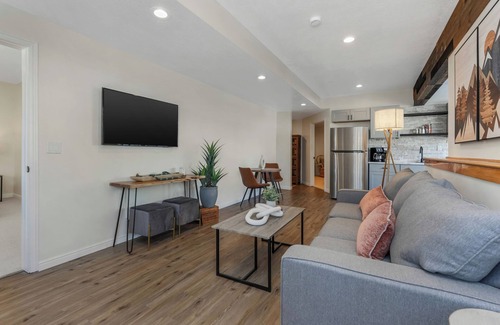 Sandy Casa | Modern 2BR Escape | Mountain Views & Gully Access