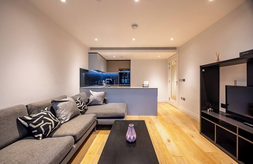 Nine Elms Apartamento | Modern 2BR Flat w/ Balcony – Prime London Location