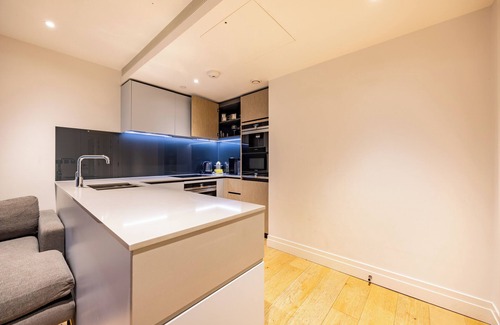 Nine Elms Apartamento | Modern 2BR Flat w/ Balcony – Prime London Location