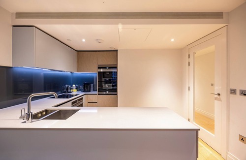Nine Elms Apartamento | Modern 2BR Flat w/ Balcony – Prime London Location