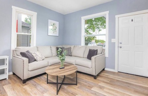 West Des Moines Casa | Modern 2BR Home w/Free Parking in Valley Junction!