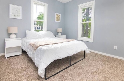 West Des Moines Casa | Modern 2BR Home w/Free Parking in Valley Junction!