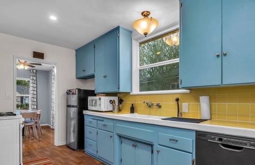 Westchester Casa | Modern 2BR Home with Private Backyard near LAX/LMU