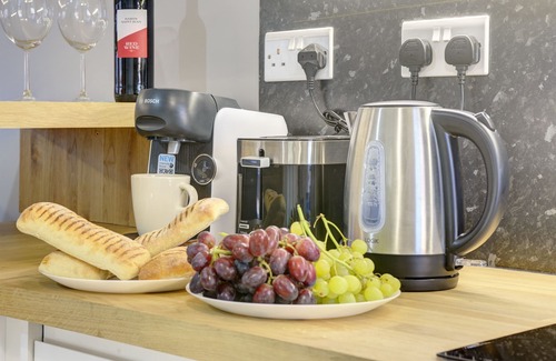 Rugby Casa | Modern 2BR House & Private Parking & Kid-friendly