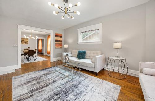 Southside Apartamento | Modern 2BR Mins to Univ, Zoo, Destiny, Downtown