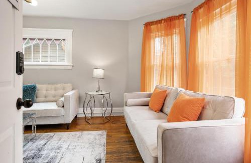 Southside Apartamento | Modern 2BR Mins to Univ, Zoo, Destiny, Downtown