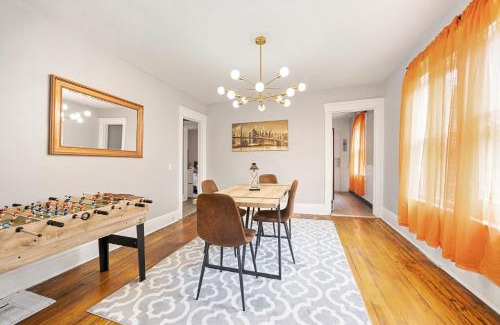 Southside Apartamento | Modern 2BR Mins to Univ, Zoo, Destiny, Downtown