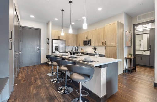 North Burnet Apartamento | Modern 2BR -Near Domain -Free Parking -Fast Wi-Fi -Walk to Eats & Shops