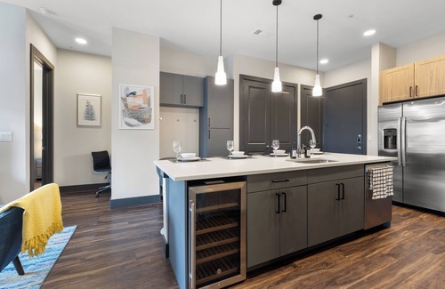 North Burnet Apartamento | Modern 2BR -Near Domain -Free Parking -Fast Wi-Fi -Walk to Eats & Shops