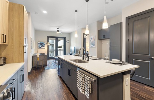 North Burnet Apartamento | Modern 2BR -Near Domain -Free Parking -Fast Wi-Fi -Walk to Eats & Shops