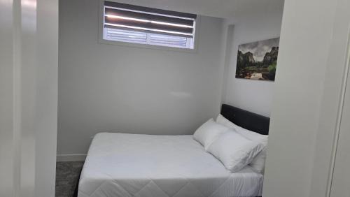 Southeast Calgary Apartamento | Modern 2BR near Hospital, YMCA, Stores