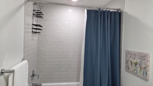 Southeast Calgary Apartamento | Modern 2BR near Hospital, YMCA, Stores