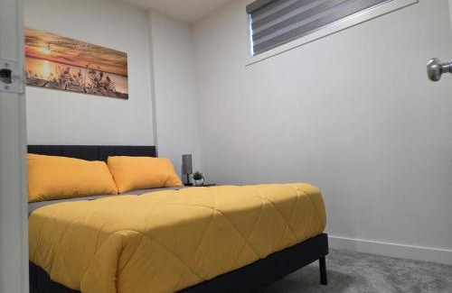 Southeast Calgary Apartamento | Modern 2BR near Hospital, YMCA, Stores