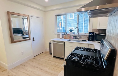 East Somerville Apartamento | Modern 2BR near subway & parking available