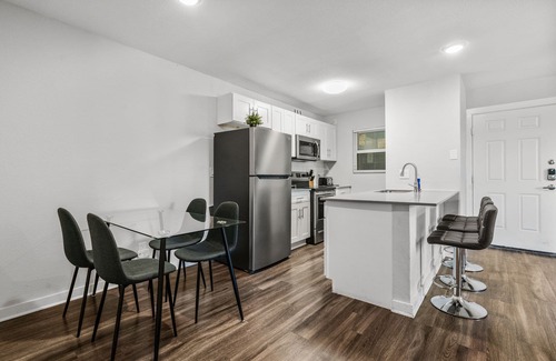 Hyde Park Apartamento | Modern 2BR Near UT | Hyde Park | Evonify