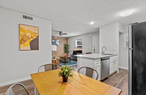Hyde Park Apartamento | Modern 2BR Near UT | Hyde Park | Evonify