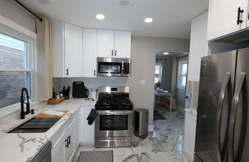 Oak Lawn Casa | Modern 2BR Oak Lawn Home - Easy Commute to Chicago, Perfect for Longer Stays