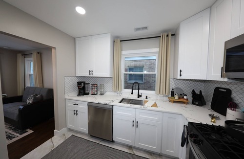 Oak Lawn Casa | Modern 2BR Oak Lawn Home - Easy Commute to Chicago, Perfect for Longer Stays