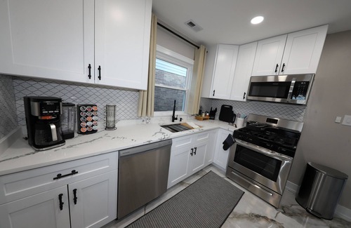 Oak Lawn Casa | Modern 2BR Oak Lawn Home - Easy Commute to Chicago, Perfect for Longer Stays