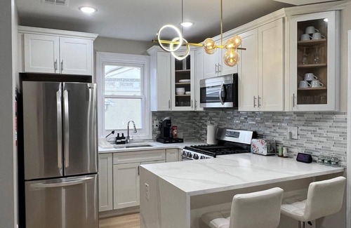 West Side Casa | Modern 2BR + Office Near NYC W/Parking - Sleeps 6