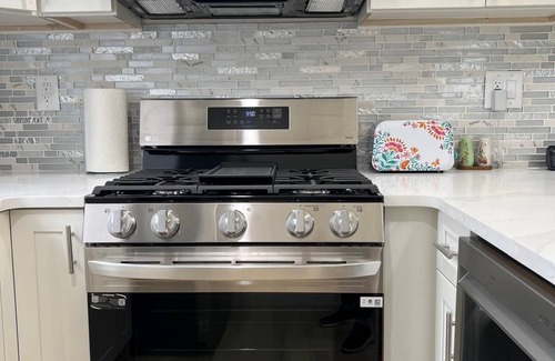 West Side Casa | Modern 2BR + Office Near NYC W/Parking - Sleeps 6