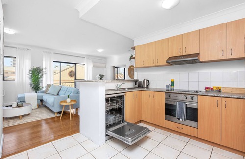 East Perth Apartamento | Modern 2BR Pool Gym Parking