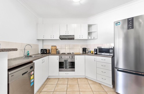East Perth Apartamento | Modern 2BR Pool Gym Parking