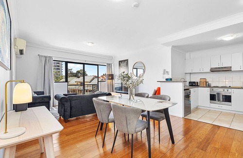 East Perth Apartamento | Modern 2BR Pool Gym Parking