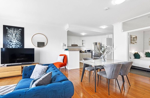 East Perth Apartamento | Modern 2BR Pool Gym Parking