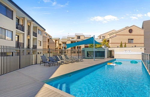 East Perth Apartamento | Modern 2BR Pool Gym Parking