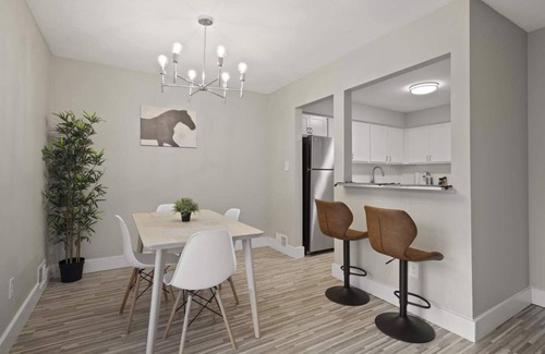 Rochester Apartamento | Modern 2BR Retreat w/Pool & Gym | Near Downtown