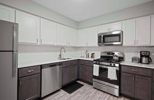 Rochester Apartamento | Modern 2BR Retreat w/Pool & Gym | Near Downtown
