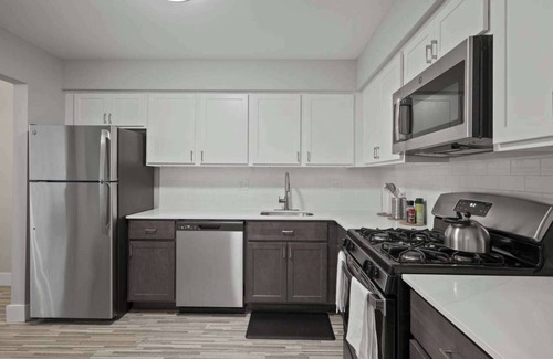 Rochester Apartamento | Modern 2BR Retreat w/Pool & Gym | Near Downtown