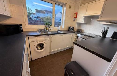 Banknock Apartamento | Modern 2BR Sleeps 4 Central Scotland with Parking