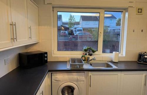 Banknock Apartamento | Modern 2BR Sleeps 4 Central Scotland with Parking