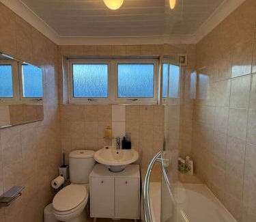 Banknock Apartamento | Modern 2BR Sleeps 4 Central Scotland with Parking