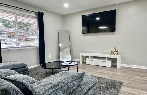 Atlanta Apartamento | Modern 2BR Stylish Retreat Unit A Upstairs