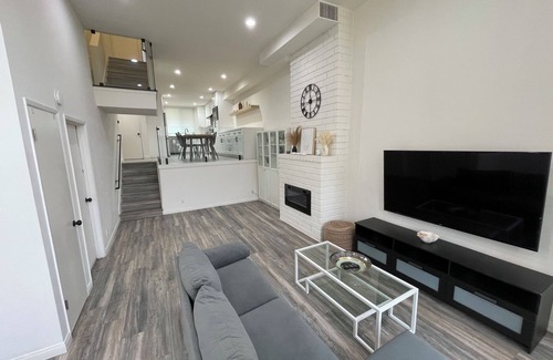 Encino Apartamento | Modern 2BR Townhome w/ free Hot tub & Pool