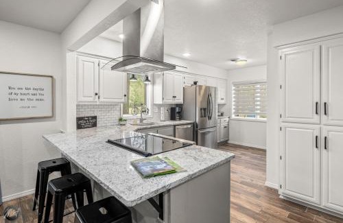 Bella Vista Casa | Modern 2BR Townhouse - Near Bike Trails & Golf