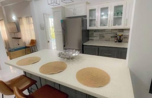 St. George's Apartamento | Modern 2BR w/ Stunning Views