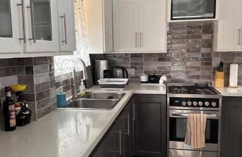 St. George's Apartamento | Modern 2BR w/ Stunning Views
