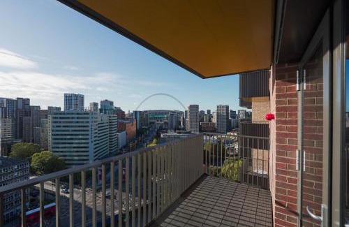 Wembley Park Apartamento | Modern 2BR Wembley Apartment Stadium Views and Balcony