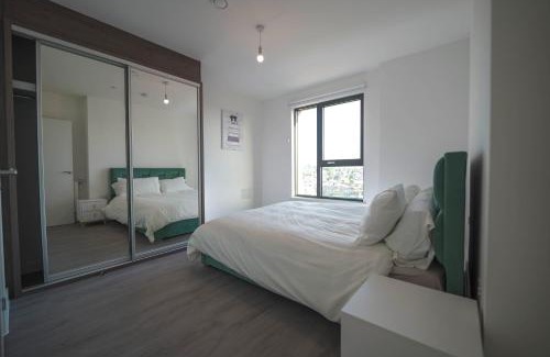 Wembley Park Apartamento | Modern 2BR Wembley Apartment Stadium Views and Balcony