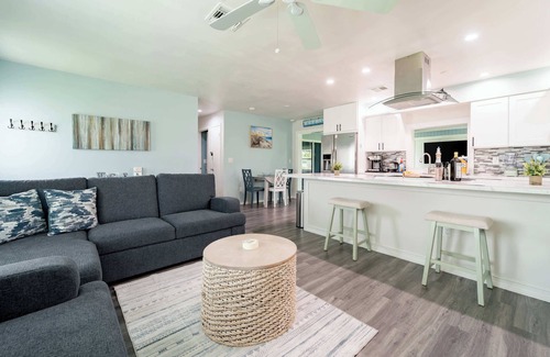 Port Charlotte Casa | Modern 2BR with Backyard, near Beach & Harbor